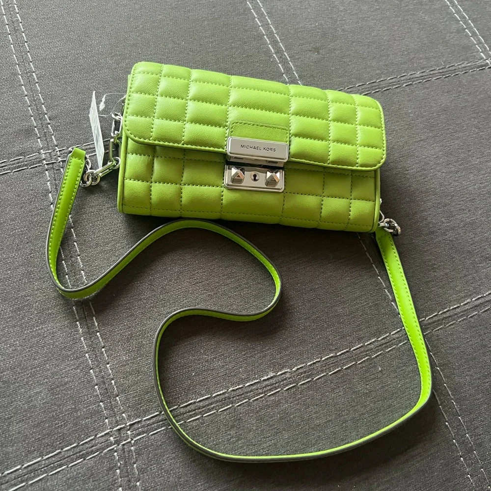 Michael Kors ๐ Lime Green ๐ Quilted Tribeca Wallet on a Chain. Hard to find! NWT - Picture 2 of 6